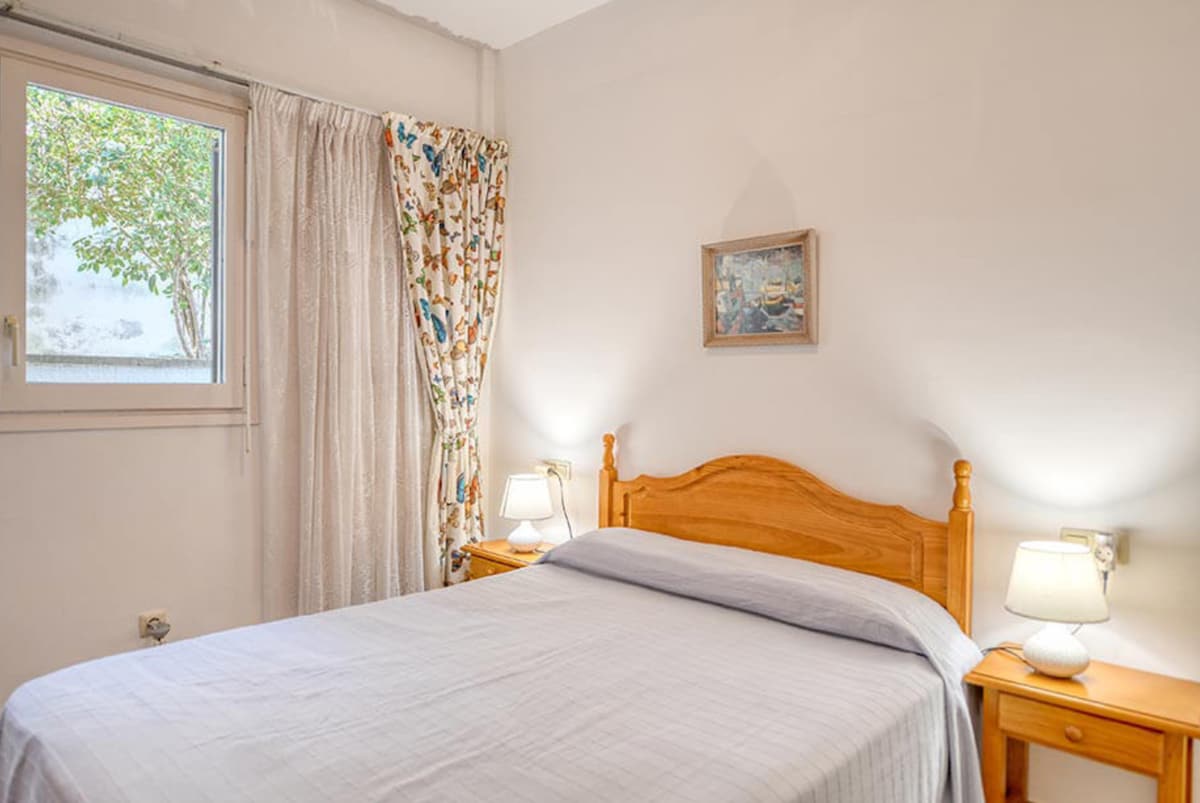 Top Airbnb: Centrally located apartment with a garden and garage en Palafrugell