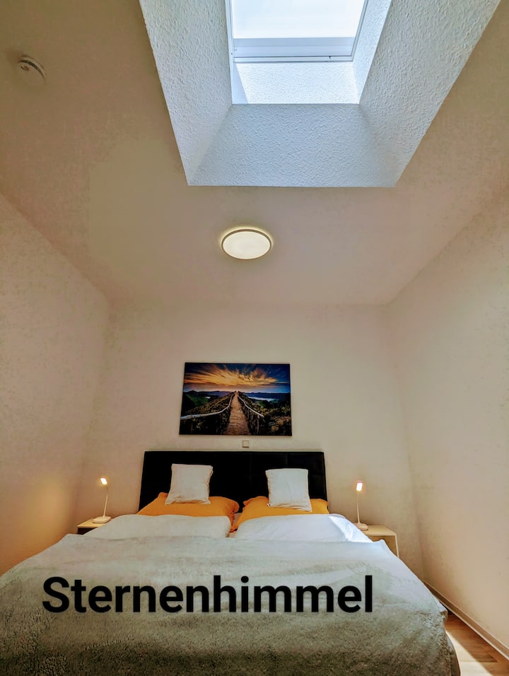 คุณนอนบนเตียงขนาดคิงไซส์ 200 x 180

มองเห็นดาวผ่านหน้าต่างหลังคา

พร้อมผ้านวมขนเป็ด

มีผ้าปูที่นอนรวมอยู่ด้วย เราจัดเตรียมเตียงให้คุณ
