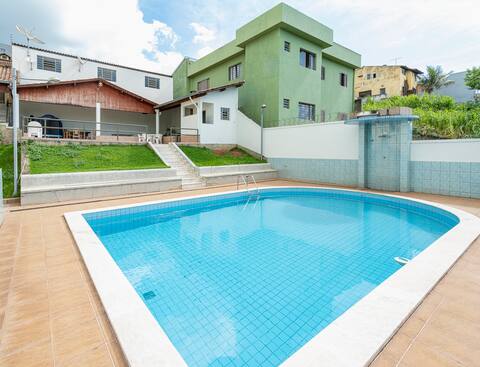 Casa com Piscina e Churrasqueira