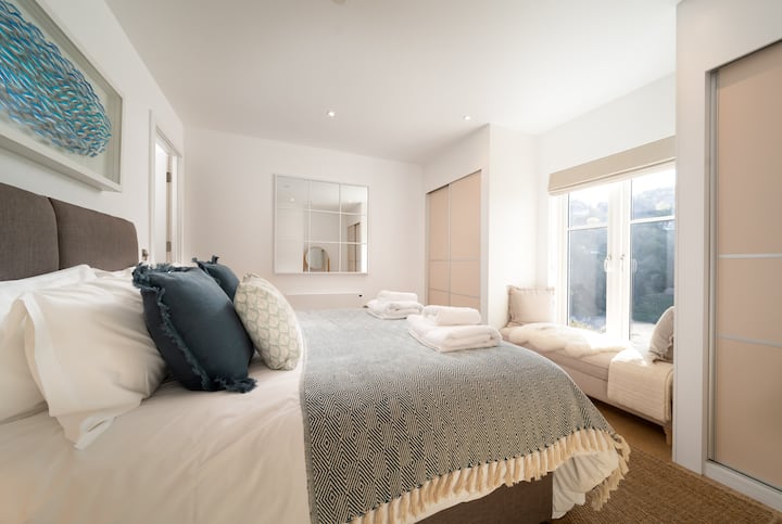 Réveillez-vous avec une vue imprenable dans votre chambre, où tous les matins se sentent comme une escapade paisible dans la nature.