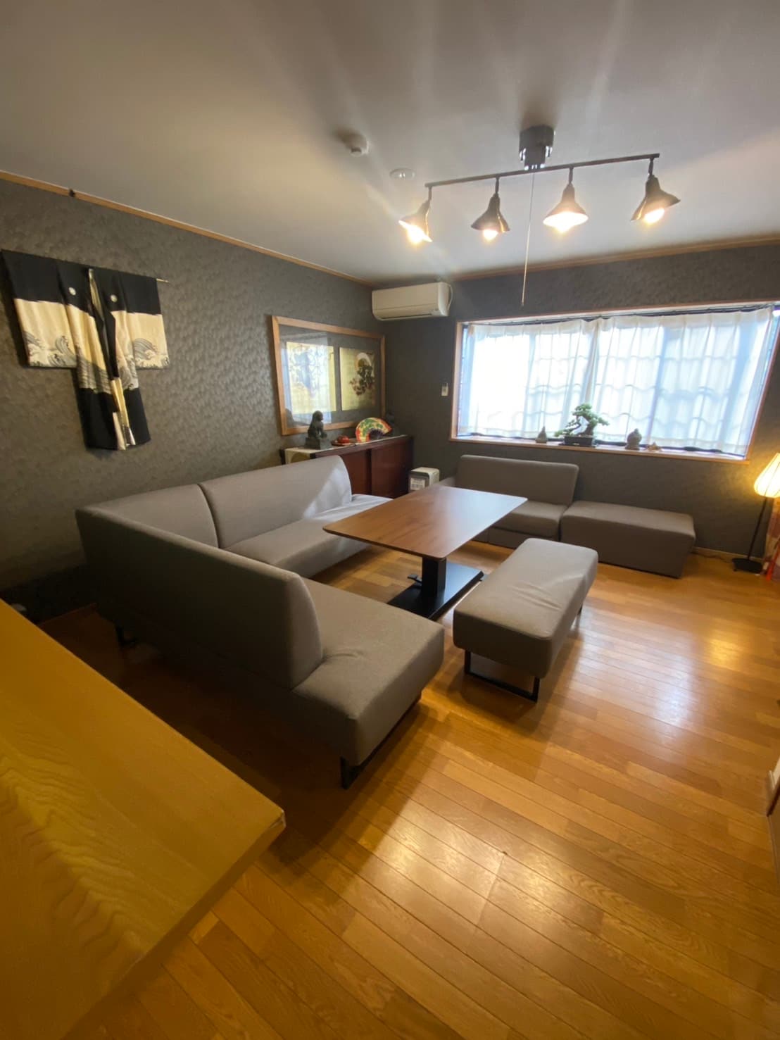 Obývacia izba a jedálenské priestory.
Veľká obývačka.
Z okna môžete vidieť bambusový les, o ktorom sa predpokladá, že ho vysadil Hidejoši Tojotomi.