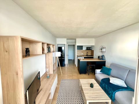 Top Airbnb: Cozy waterfront apartment 100 m from the beach in Martigues