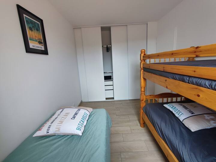 Chambre pour 3 personnes avec lits superposés et 1 lit de 90 cms  (confortables) + une grand placard de rangement penderie.