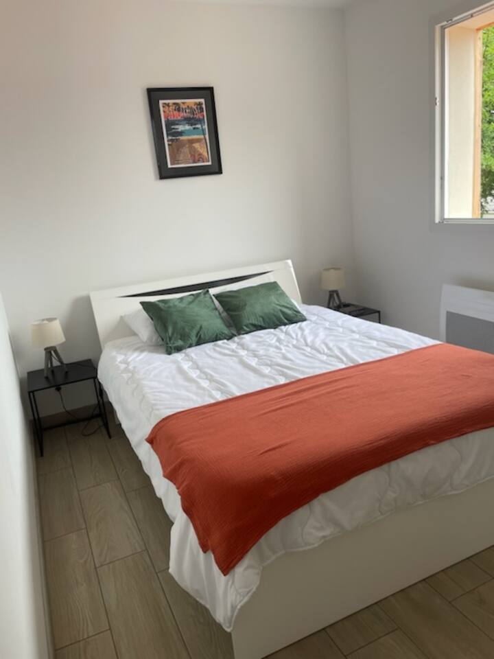Chambre double avec lit de 140 cms et son armoire pour un espace rangement fonctionnel .