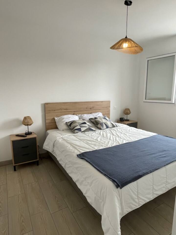 Chambre tout confort avec lit de 160 et dressing et TV . Toute la literie est neuve.