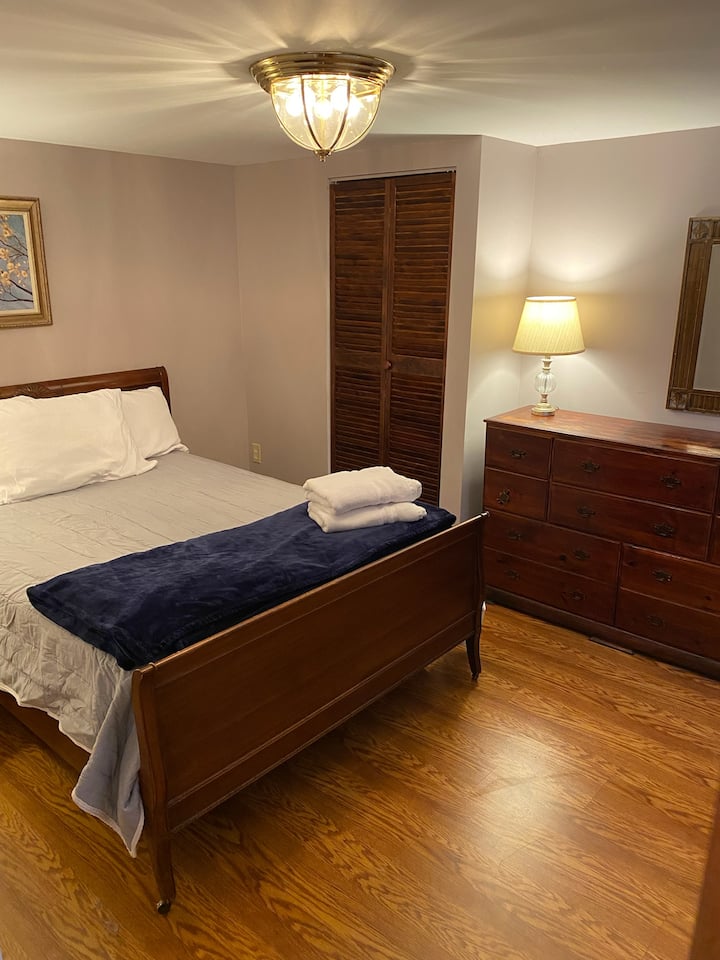 Chumba cha kulala cha ukubwa wa malkia kilicho na mapazia ya kuzima. 