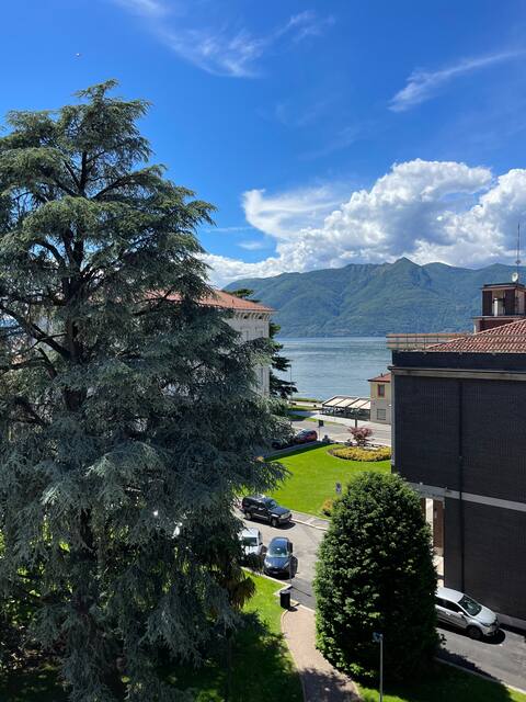 Honey House - Lake and mountain View in center