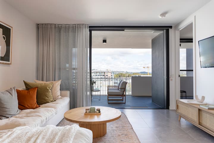 Luxury City Retreat: Pool, Gym & Riverfront Access - Sunshine Coast