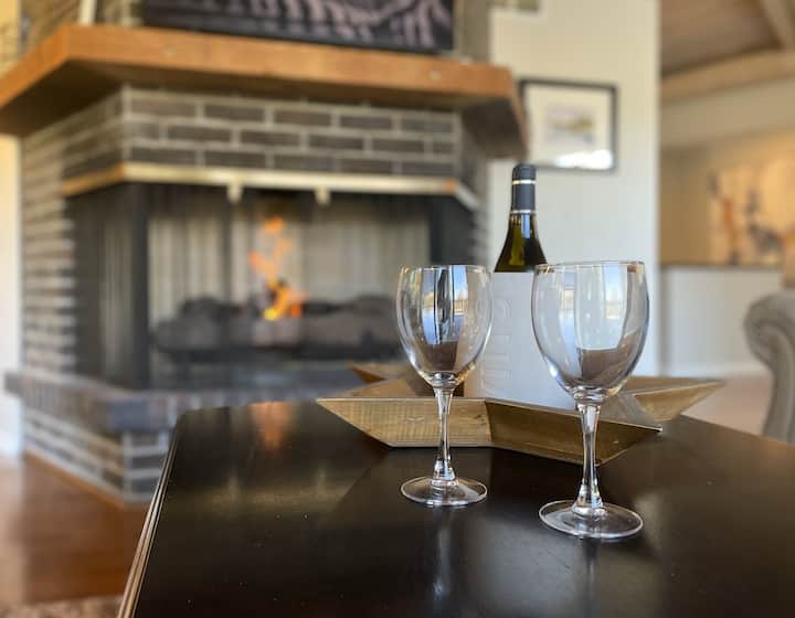 Plynový krb v strede priestoru.