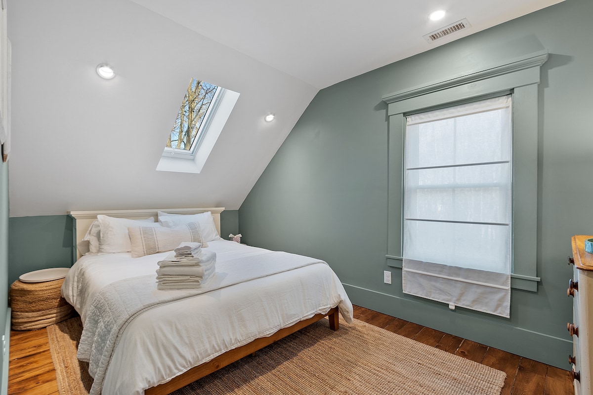 Chumba cha 2 cha kulala kilicho na kitanda cha ukubwa wa malkia, kilicho kwenye ghorofa ya pili.