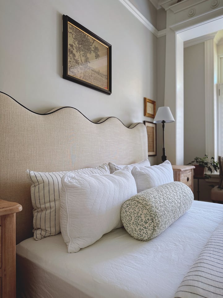 Prvá spálňa má manželskú posteľ s pevným matracom a elektrickou prikrývkou. Táto spálňa je orientovaná na hlavnú ulicu, aj keď je zvyčajne tichá, ale ak spíte naľahko, môžete zvážiť použitie iných spální.