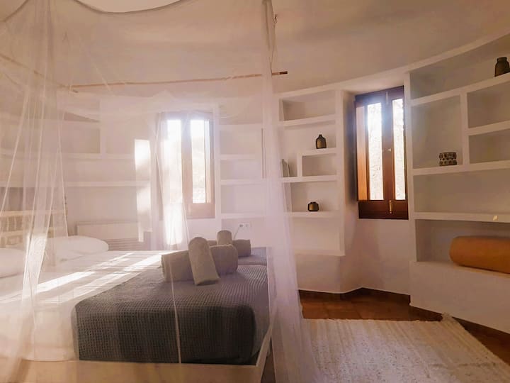 Dhomë me ajër. Një dhomë e bukur rrethore që ndodhet në katin e parë. Kjo është e vetmja dhomë që nuk ka derë të përshtatshme. Ka një perde dhe ofron shumë privatësi sepse është e izoluar nga pjesa tjetër e shtëpisë me disa hapa. 