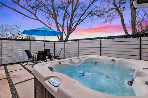 Top Airbnb: Cozy Bungalow Near Main St • Hot Tub & Fire Pit in Fredericksburg
