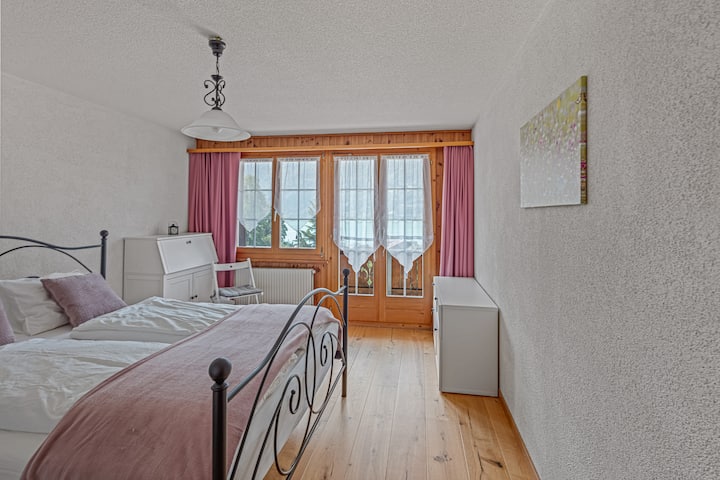 Room "Rose" with balcony, shared with room "green"
Queen size bed 160x200cm and a desk.