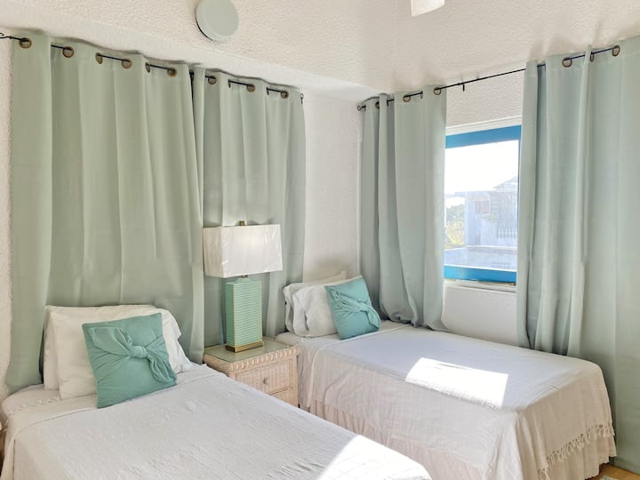 Segundo dormitorio con baño privado de doble acceso. Las dos camas individuales o twin se pueden mantener separadas (disposición predeterminada) o juntarse para formar una cama tamaño king bajo solicitud.