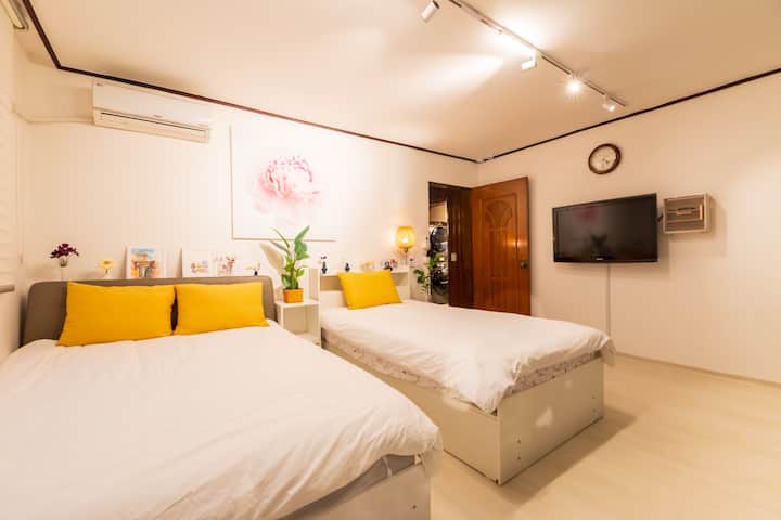 Najveća spavaća soba ima 1 bračni krevet + 1 krevet za jednu osobu + dječji krevet. Osim toga, u svakoj su prostoriji dostupni televizori i klima-uređaji pa ih možete udobno upotrebljavati.