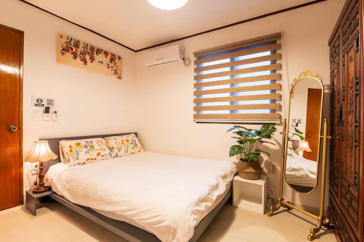 Spavaća soba 2 prostor je pored glavne spavaće sobe, a domaćin čita razne knjige. Osim toga, tu je i ormar u koji možete odložiti svoju odjeću, veliko ogledalo i harmonično drvo. Možete ga upotrebljavati privatno. Također možete fotografirati Wi-Fi s QR-om i odmah ga povezati.