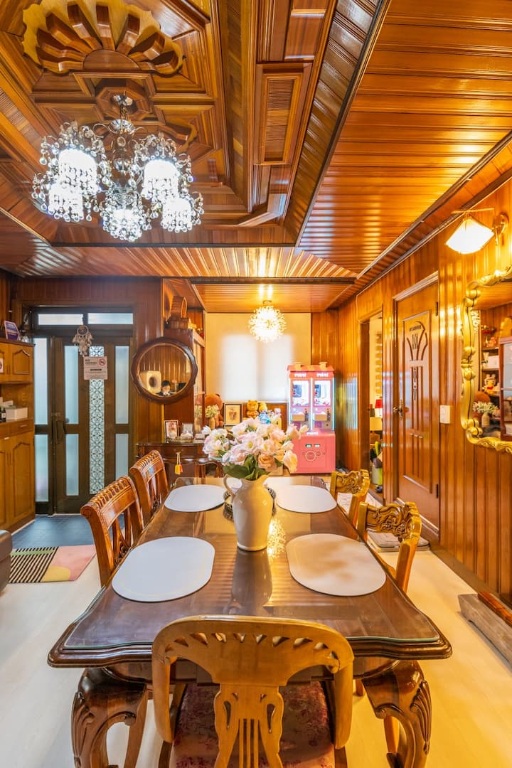 Kad uđete u kuću, odmah ćete biti okrenuti prema dnevnom boravku. U dnevnom boravku ima mnogo stvari kako u životu ne bi bilo nelagode. Konkretno, uredili smo prostor u dnevnom boravku i kuhinji kao prostor u kojem možete provesti više vremena sa svom obitelji koristeći ga zajedno, a da ga pritom ne razdvojite.