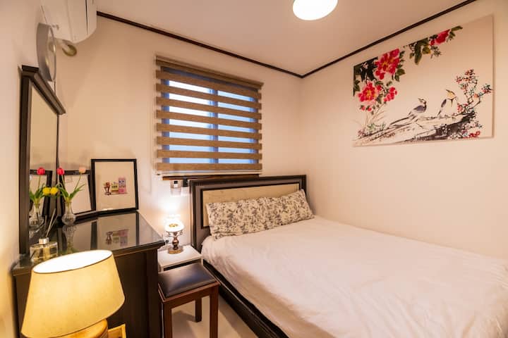 Spavaća soba 3 također ima bračni krevet (1,6x2). U cijelom se objektu nalaze svjetla, televizori i toaletni stolići.