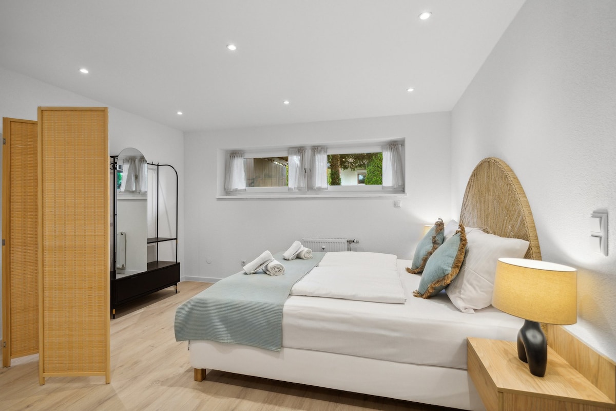 Во одделниот простор за спиење, на располагање ви се удобен пролетен кревет со ширина од 1,80м и закачалка за облека.