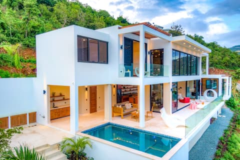 Luxurious 4 bed with pool and spectacular views