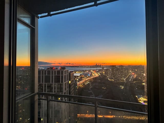 Luxury Condo City & Lake Views at level41 +Parking