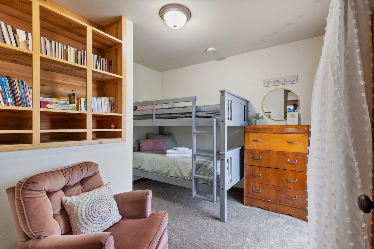 Საძინებელი №3 იდეალურია ბავშვებისთვის, სადაც დგას მყუდრო ორსართულიანი საწოლი და კარგად აღჭურვილი საბავშვო წიგნების თარო. Ნომერში არის კომფორტული სავარძელი, რომელიც იდეალური სივრცეა 2 ბავშვისთვის ან პატარა ზრდასრულებისთვის.

2 ‑ იანი ძილი