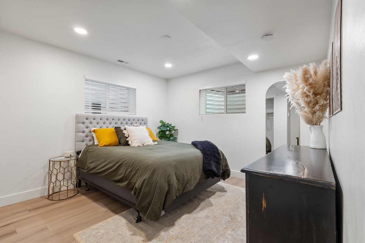 Საძინებელი №4 ქვედა დონეზე მდებარეობს კომფორტული ორადგილიანი საწოლი და სრულმეტრაჟიანი სარკე. Ეს მყუდრო და მიმზიდველი საცხოვრებელი იდეალურია მშვიდი ძილისთვის.

2 ‑ იანი ძილი