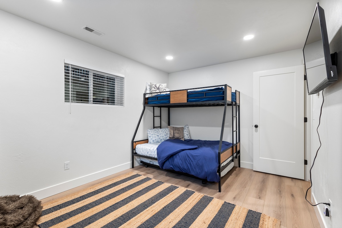 Ქვედა დონეზე მდებარე საძინებელი №5 აღჭურვილია ორსართულიანი საწოლით, რომლის ქვედა ნაწილშიც არის სრული ლეიბი, ზემოდან კი ორადგილიანი საწოლი (1) საწოლის ქვეშ. Სრულ ლეიბს კომფორტულად სძინავს (1) ზრდასრულს და ორ ზრდასრულს არ გირჩევთ.

Იძინებს 3 ადამიანი