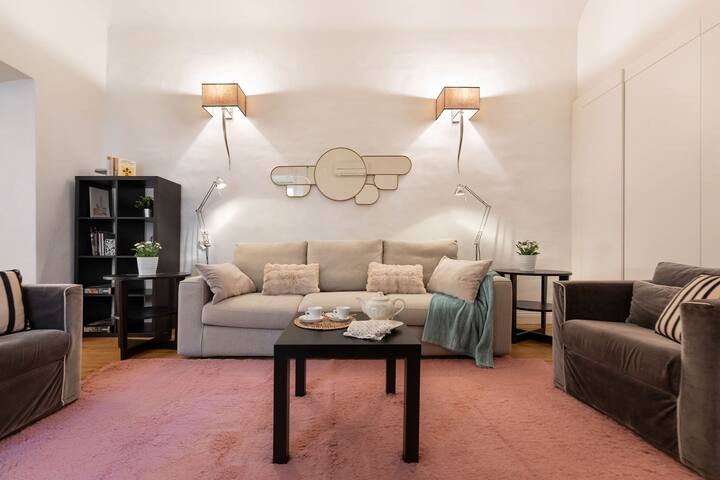 Keys of Italy -TornabuoniTOT-3Apts FashionDistrict gallery image 3