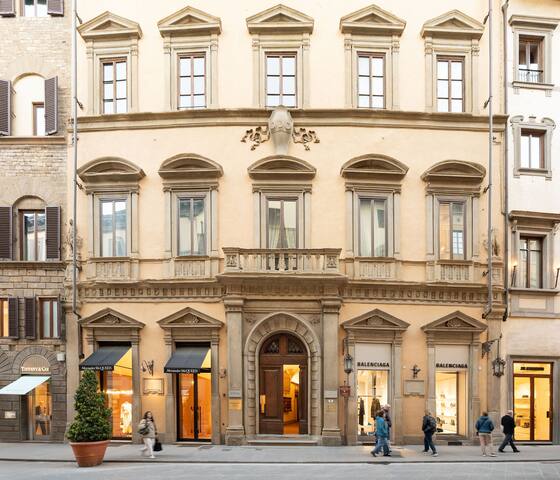 Keys of Italy -TornabuoniTOT-3Apts FashionDistrict gallery image 5