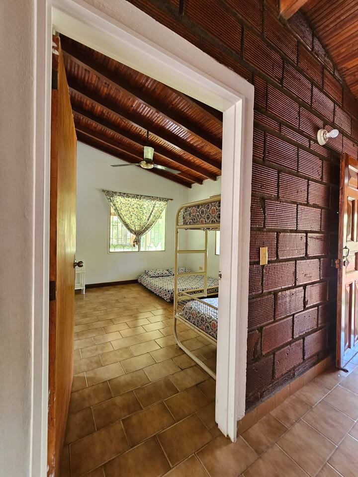 1 cama doble y un camarote sencillas para 2 personas, ventilador de techo y baño compartido entre 2 habitaciones con puerta independiente.