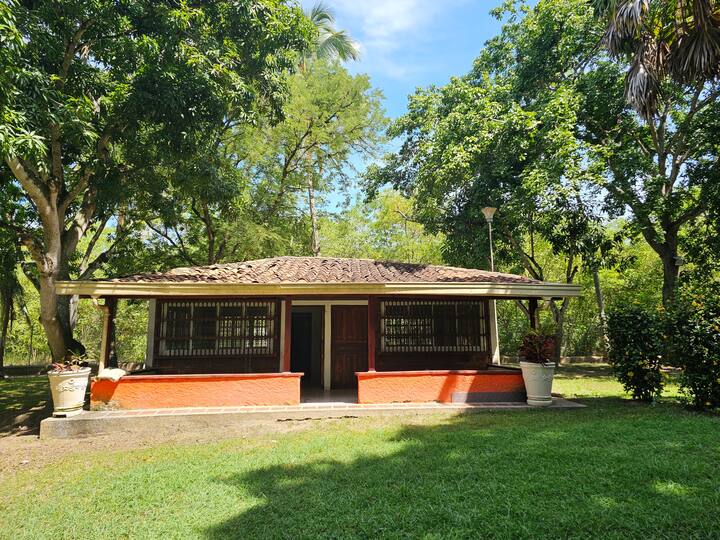 Cabaña Adicional para ampliar la capacidad a 10 personas mas por un costo adicional, distante de la casa principal, corredor al frente, 2 habitaciones, baño completo, nevera pequeña y ventiladores de techo.