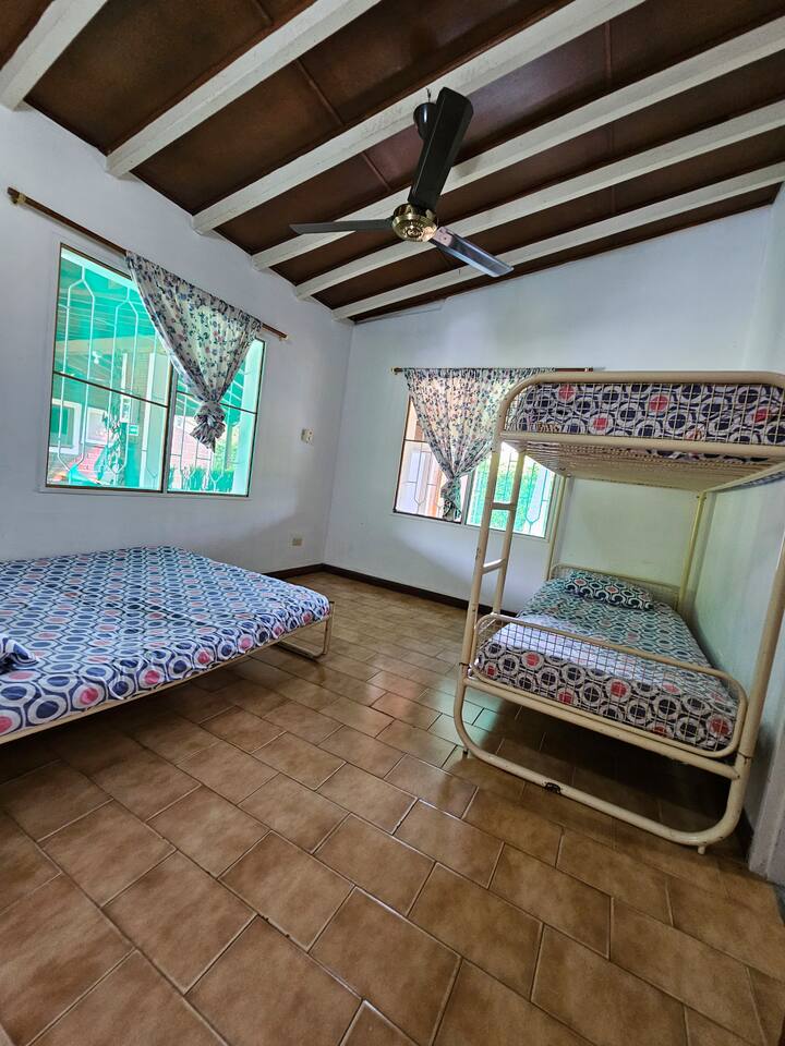 1 cama doble y un camarote sencillo para 2 personas, ventilador de techo y baño compartido entre 2 habitaciones con puerta independiente.