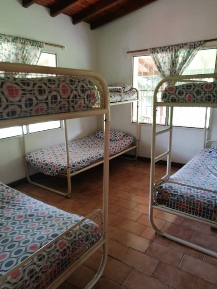 3 camarotes sencillas con capacidad para 6 personas, ventilador de techo y baño compartido entre 2 habitaciones con puerta independiente.