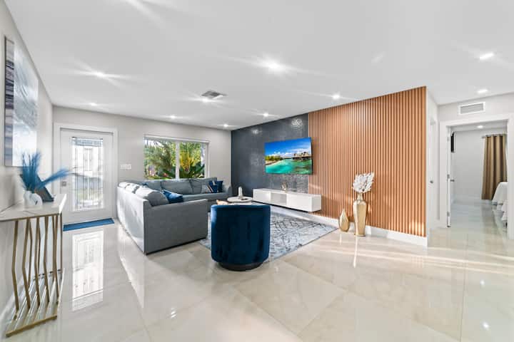 Დატკბით უპრობლემო შიდა და გარე დინებით, რომლიდანაც იშლება აყვავებული სიმწვანე, რაც მშვიდი დასვენების საშუალებას მოგცემთ. Მნიშვნელობა არ აქვს, დასასვენებლად ხართ მოსული თუ გართობისთვის, ეს სახლი გთავაზობთ შესანიშნავ და მიმზიდველ ატმოსფეროს, რომელიც იდეალურია თქვენი სტუმრობისთვის!