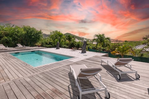 Villa Moai: Pool and sea view