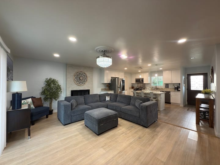 3br/2ba Near Casino | King Bed | 85”/75”/32” Tvs - Bakersfield, CA