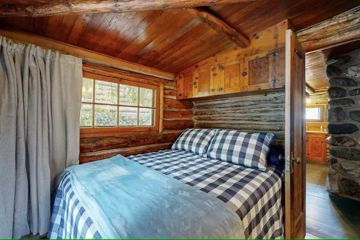 舒适的全尺寸（双人）床，配有丝绒毯、格子被和备用被子。  提供充足的枕头和阅读灯，让您倍感舒适。  这间客房的两扇窗户上都有遮光窗帘。  