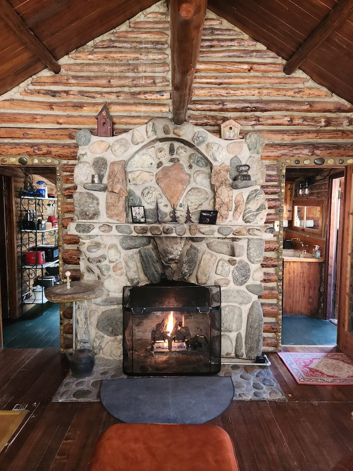 Price Drop! Log Cabin Getaway & Waterfall Hike - Oak Glen, CA