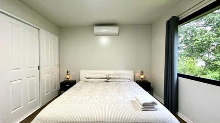 Táto spálňa s manželskou posteľou King sa nachádza v babičkovom byte v zadnej časti objektu.