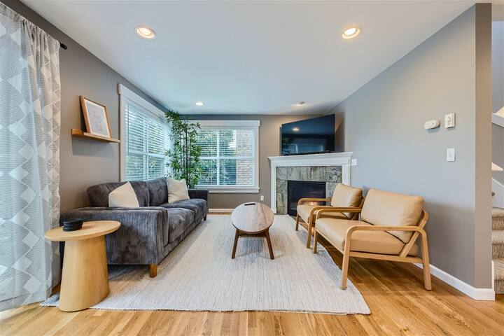 Walk to Climate Pledge Arena | AMZN | Space Needle gallery image 2