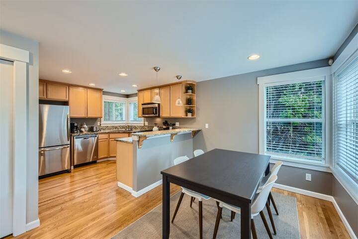 Walk to Climate Pledge Arena | AMZN | Space Needle gallery image 4