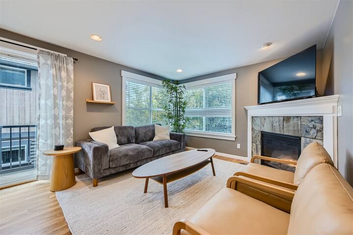 Walk to Climate Pledge Arena | AMZN | Space Needle gallery image 3