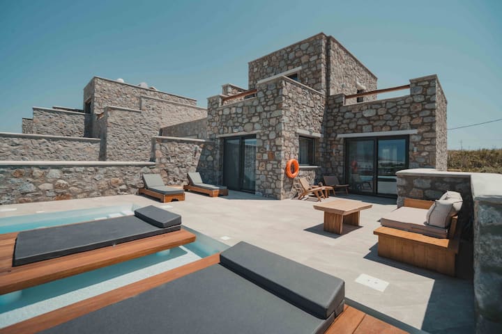 Naxos Privilege Villas – 5BDRM with Pool & Hot Tub