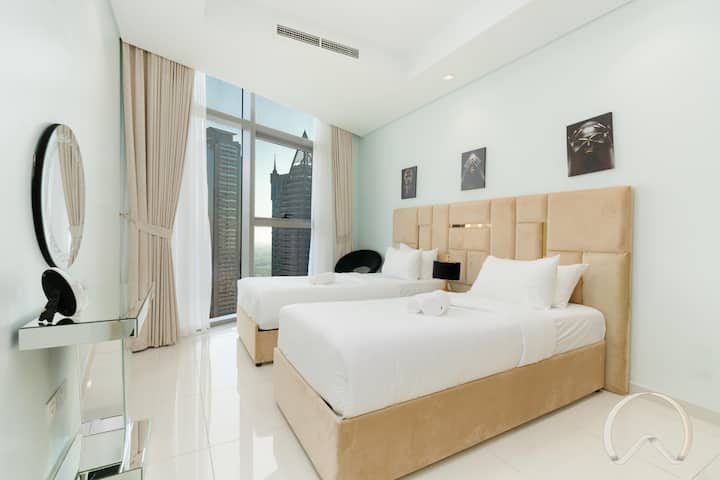 غرفة نوم بسريرين مفردين