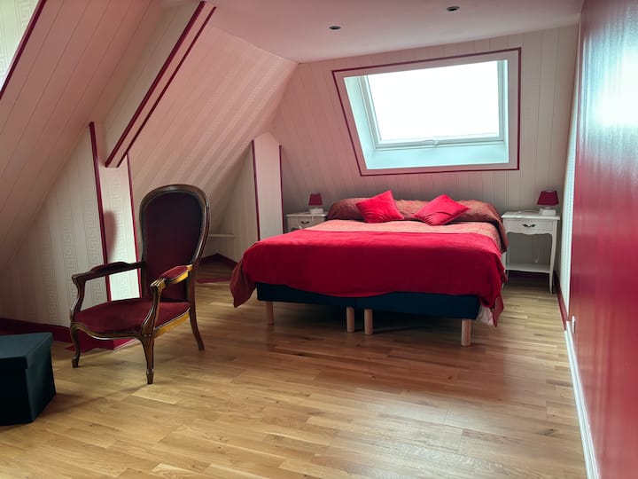 Možné 2 konfigurácie: 2 jednolôžka alebo jedna manželská posteľ.