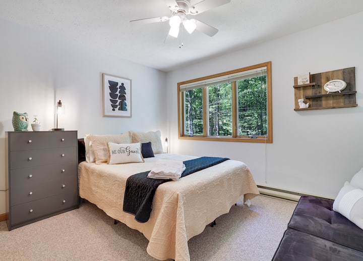 二楼卧室配有一张标准双人床、四个抽屉、床头柜、32英寸Roku电视和一个全尺寸衣柜。  日式床垫提供额外的座位或睡眠区