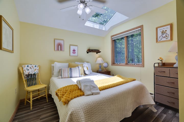 明亮、愉快的二楼卧室可欣赏迷人的夜空景观！  有很多星星值得期待！  全新标准双人床，配备12英寸Zinus床垫、较小的五个抽屉梳妆台和全尺寸衣柜。  天窗承诺阳光明媚的早晨问候！