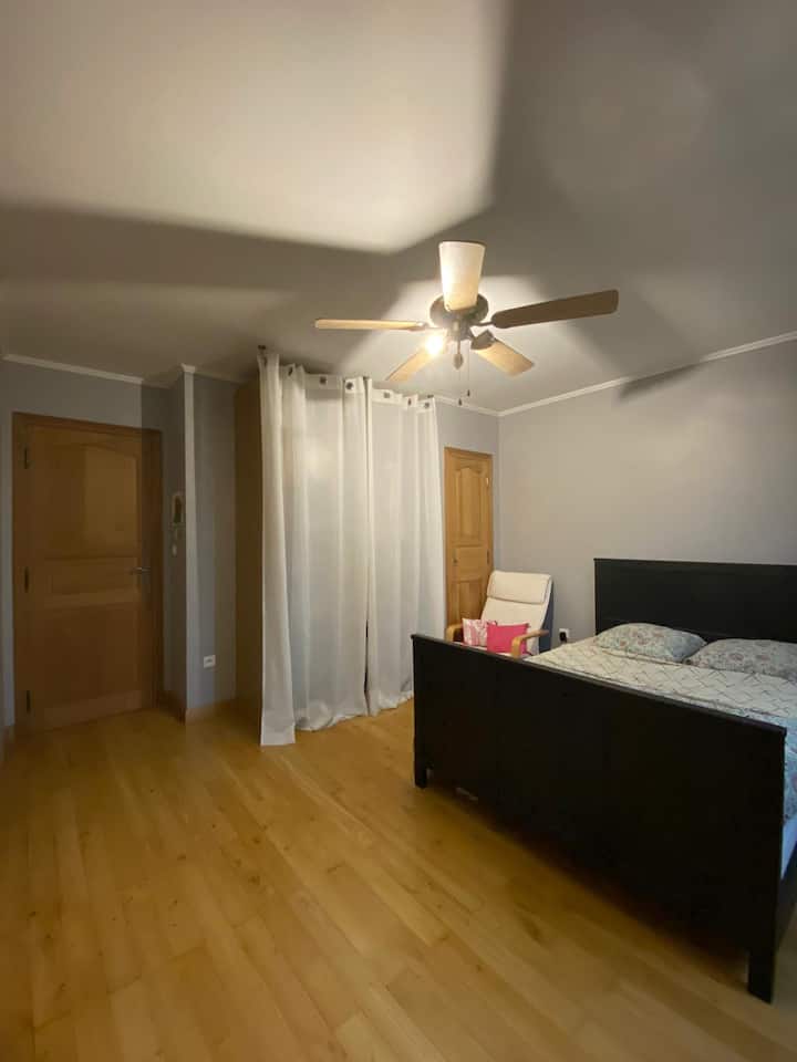 החדר ממוקם למעלה 